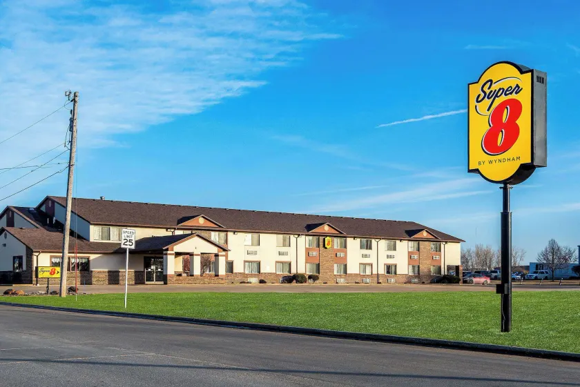 Super 8 by Wyndham Oelwein - Image 1