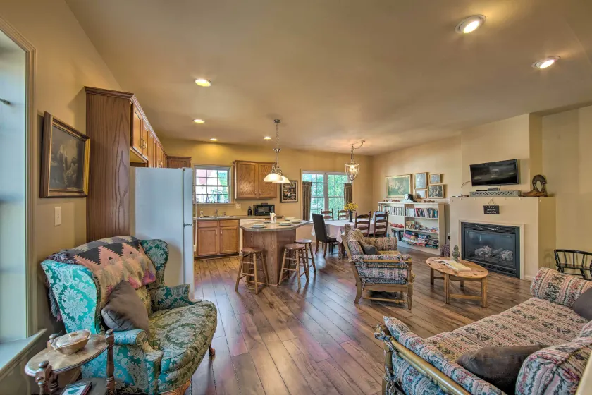 Unique Townhouse in Bavarian-style Neighborhood! - Image 1