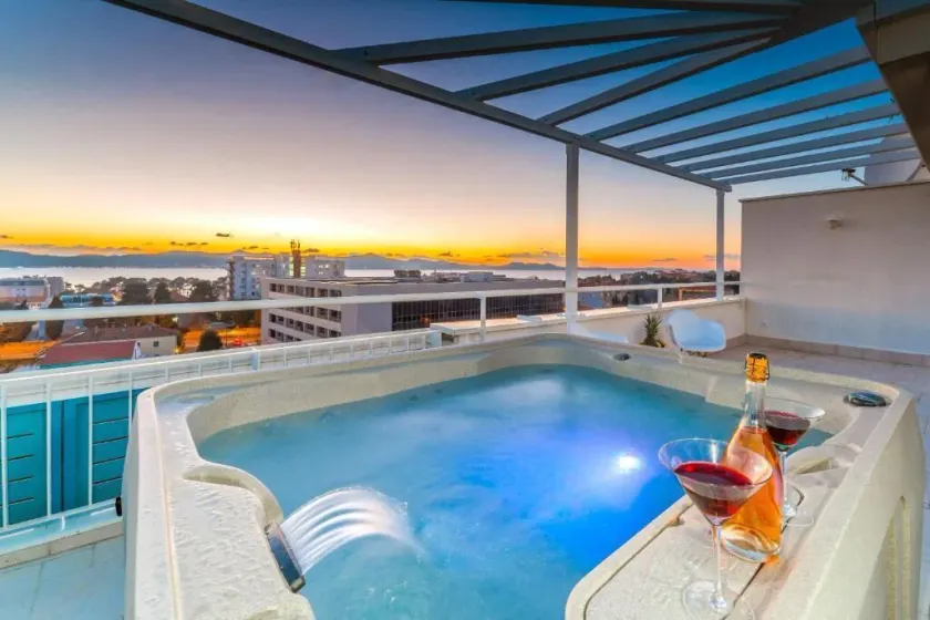 Sunset Penthouse Apartment with Jacuzzi and Seaview - Image 1