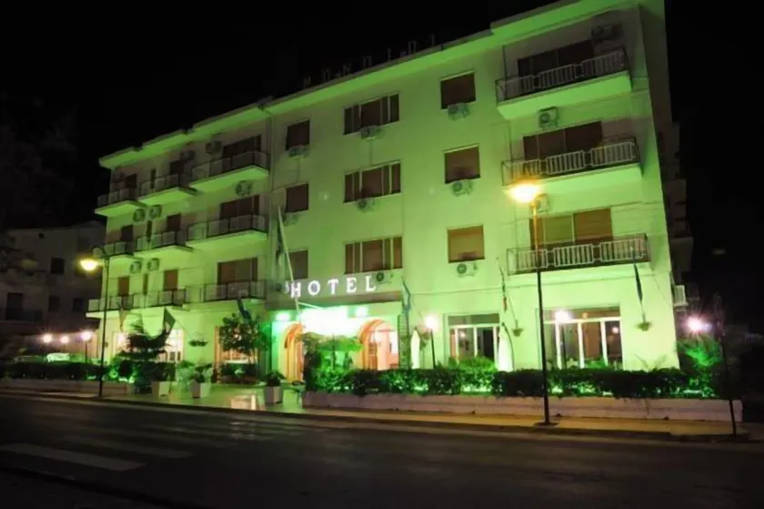 Mondial Hotel - Image 1