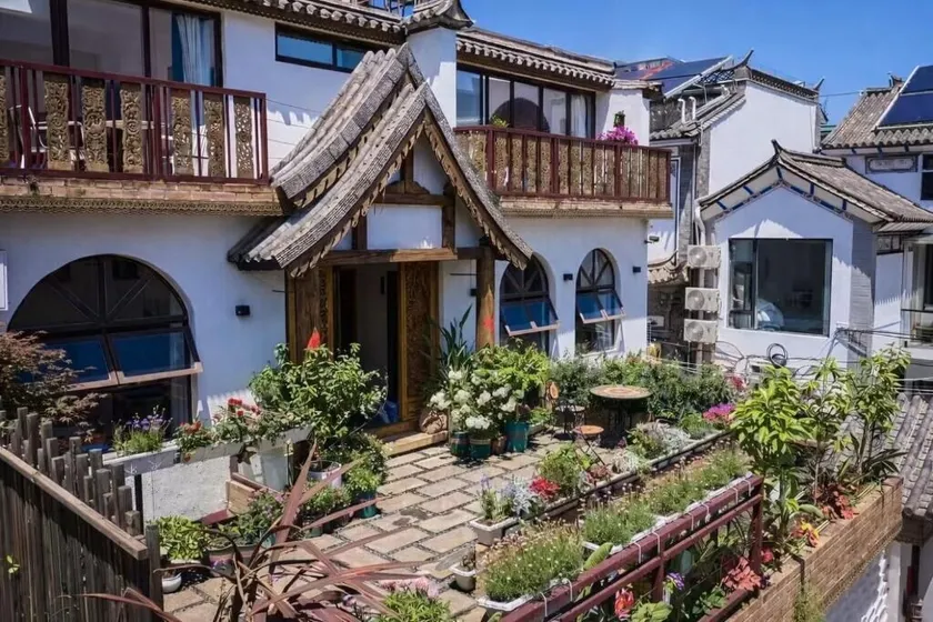 Dali Lanna Hotel - Image 1