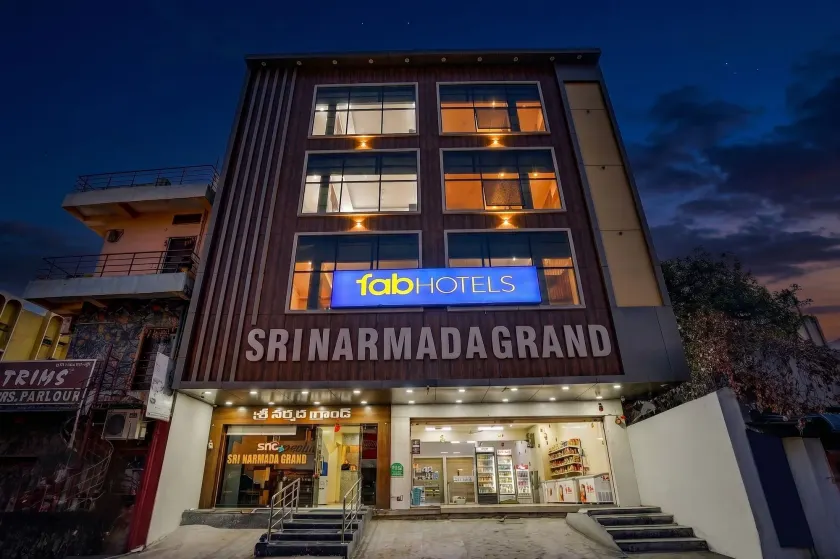FabHotel Sri Narmada Grand - Image 1
