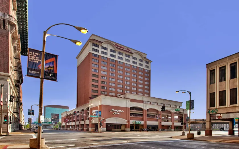 Hampton Inn St. Louis-Downtown (At the Gateway Arch) - Image 1