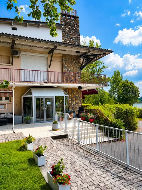 Logis Hotels - Hôtel et Restaurant Le Relais des Garrigues - Image 1
