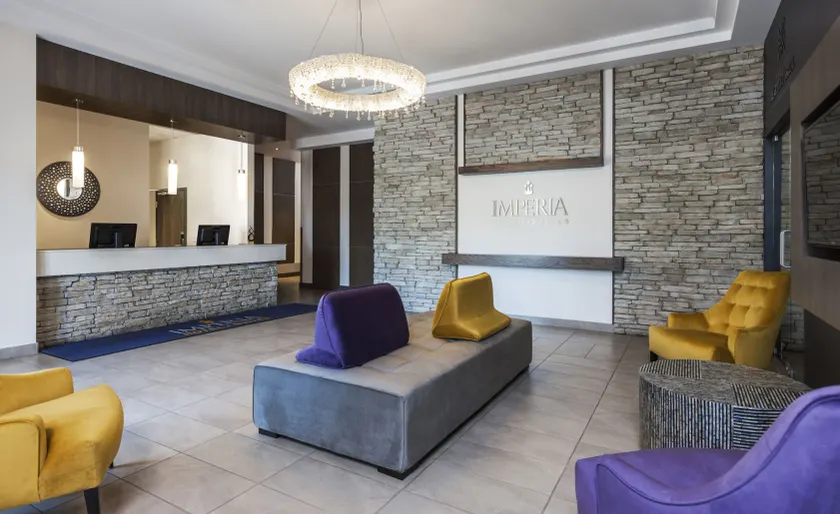 Imperia Hôtel et Suites Terrebonne - Image 1