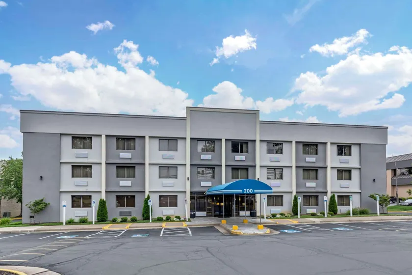 Comfort Inn Herndon-Reston - Image 1