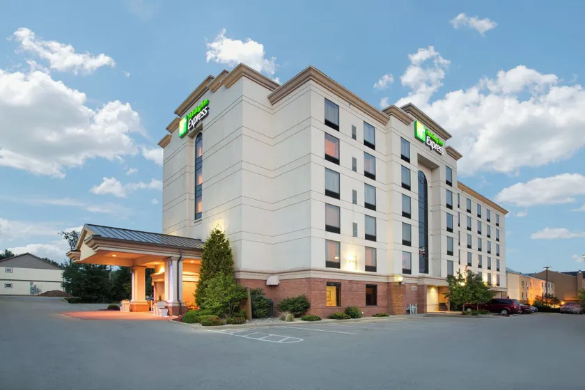 Holiday Inn Express & Suites Bloomington by IHG - Image 1
