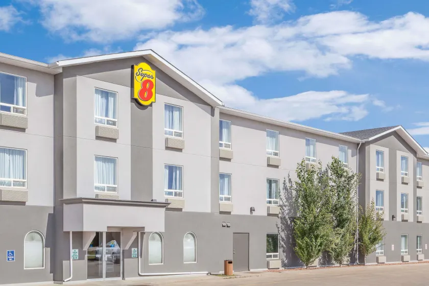 Super 8 by Wyndham Athabasca AB - Image 1