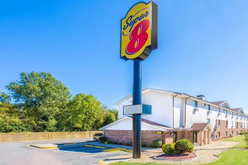 Super 8 by Wyndham Richmond/Broad Street - Image 1