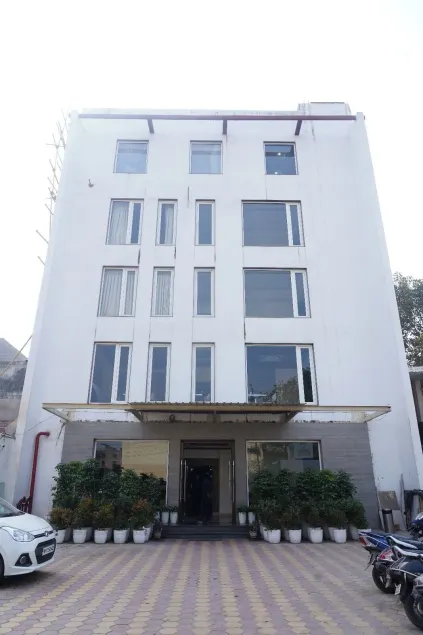 Hotel City Grand Varanasi - Image 1