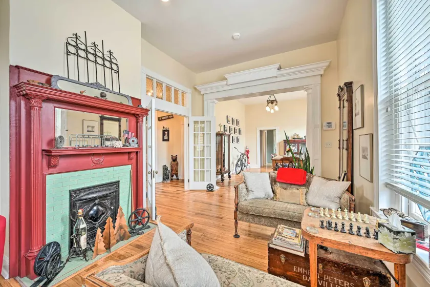Historic 'Watson' Brick House w/ Private Deck! - Interiør