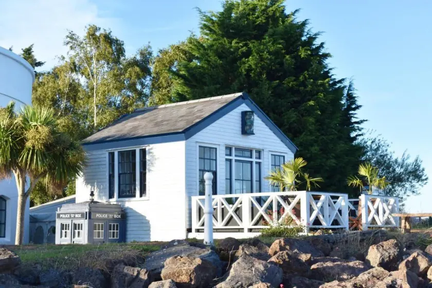 The West Usk Lighthouse Lightkeepers Lodge - Image 1
