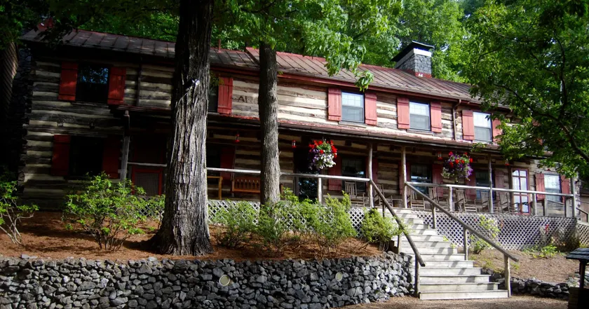 Sugar Tree Inn - Image 1