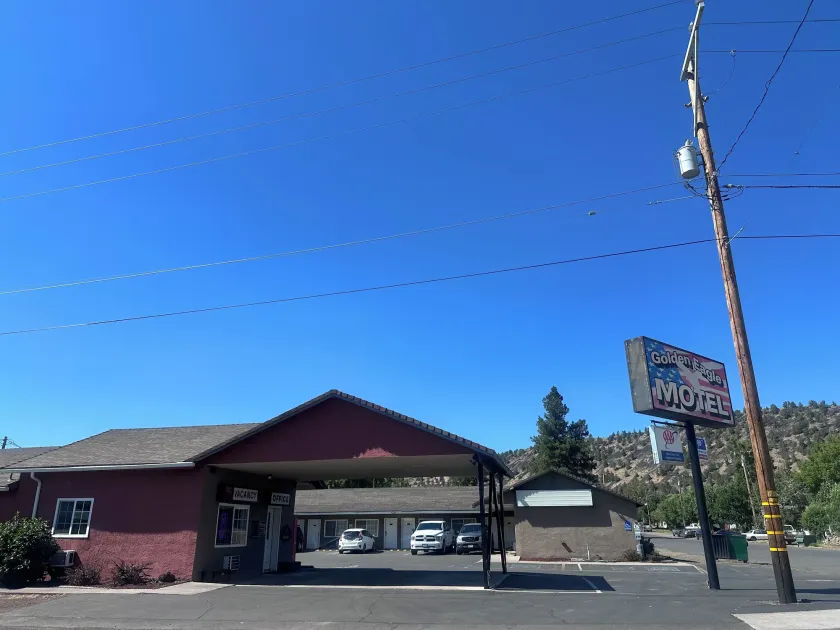 Golden Eagle Motel - Image 1