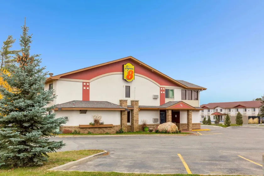 Super 8 by Wyndham Bemidji MN - Image 1