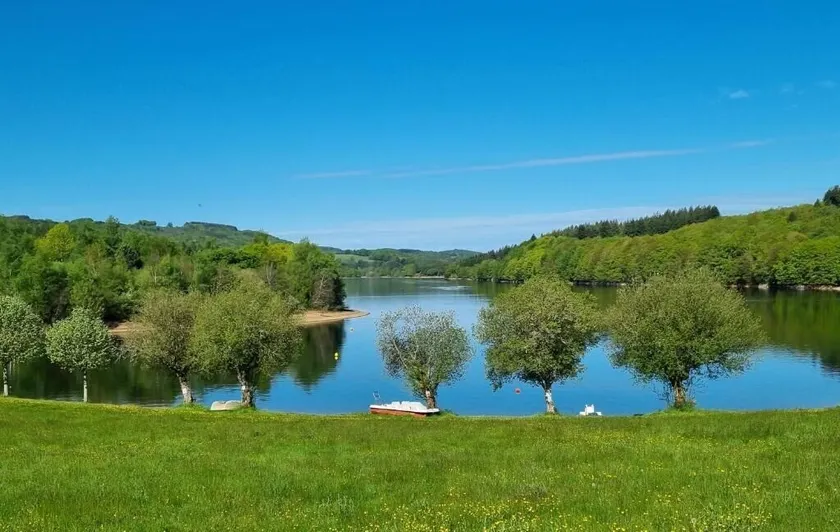 Chambres d'Hôtes avec cuisine au lac de la Raviège - Les Tables Aux Vaches - Image 1