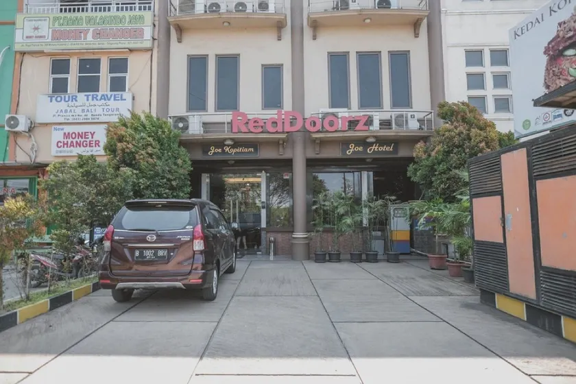 Sans Vibes Joe Hotel Soekarno Hatta Airport - Image 1