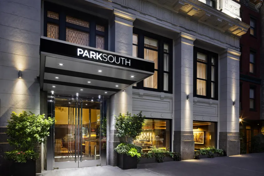 Park South Hotel - Image 1