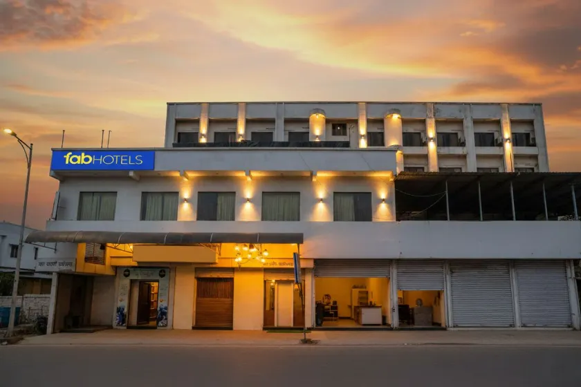 Hotel Devanshi & Banquets by Classy Stay - Image 1