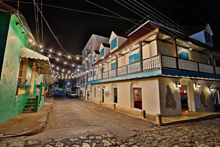 Hotel Isla de Flores - Image 1