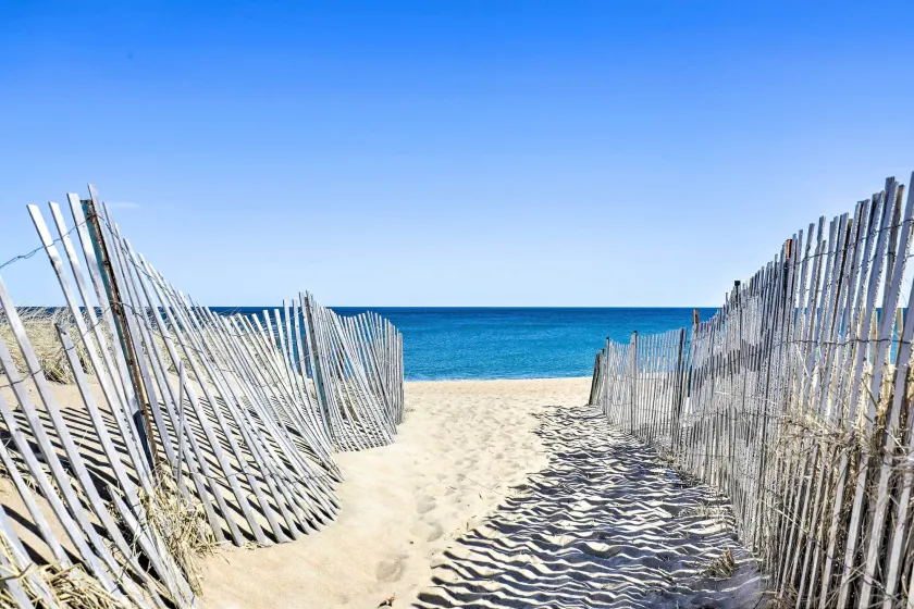 Seaside Escape w/ Porch + Direct Beach Access - Interiør