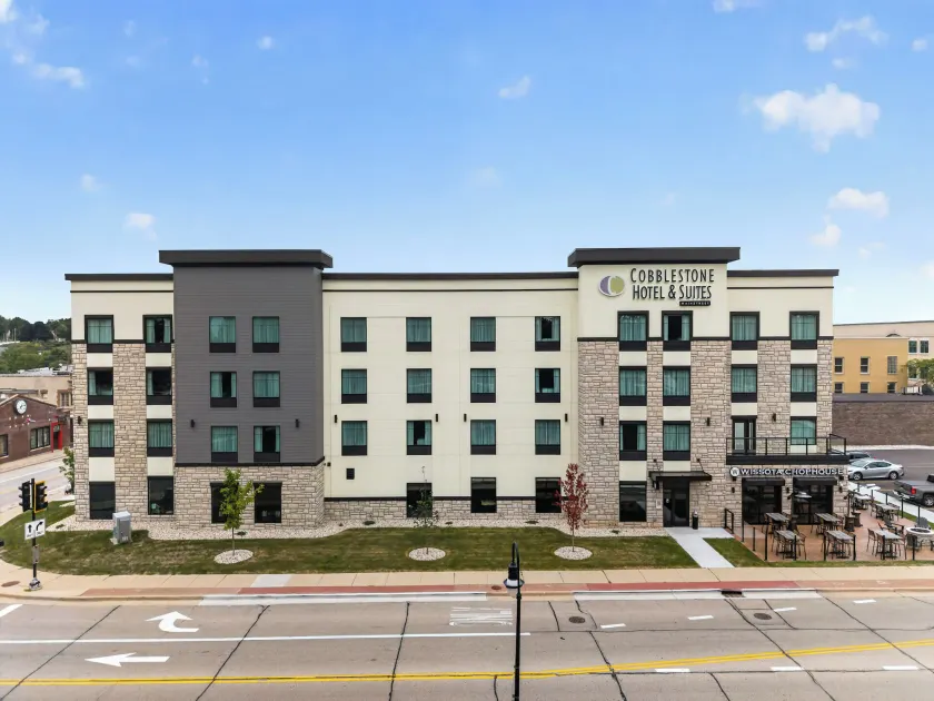 Cobblestone Hotel & Suites Waukesha West Milwaukee - Image 1