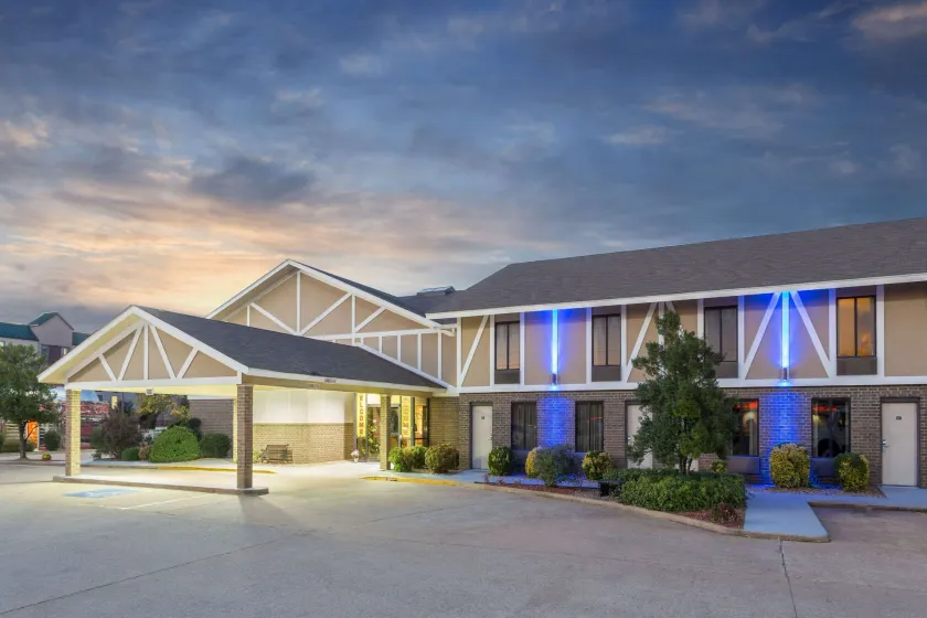 Super 8 by Wyndham Bentonville - Image 1