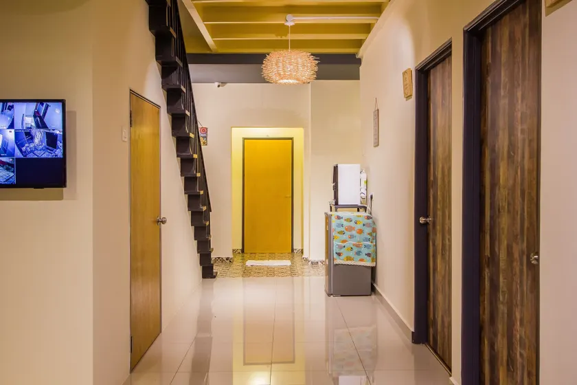 Plumeria 4BR Garden House by uBook - Entrada interior
