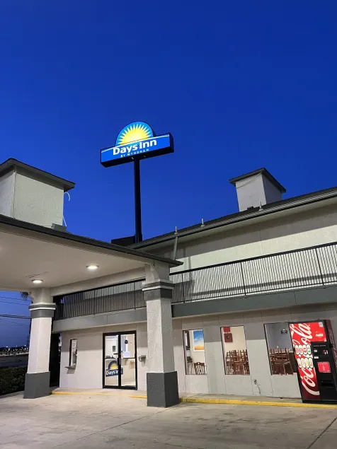 Days Inn by Wyndham San Antonio Interstate Hwy 35 North - Image 1