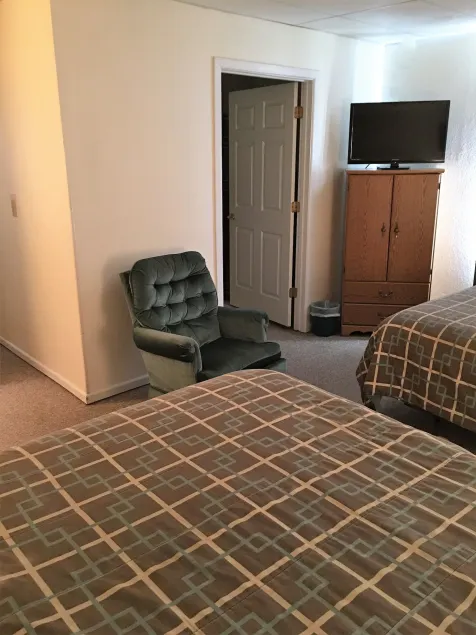 Hunters Lodge Motel - Image 1