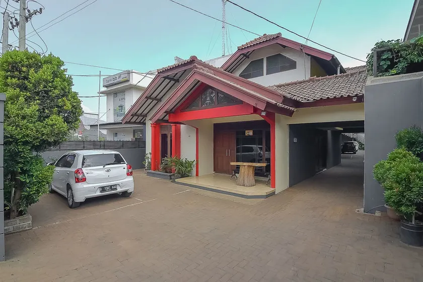 RedDoorz near IPDN 2 - Image 1