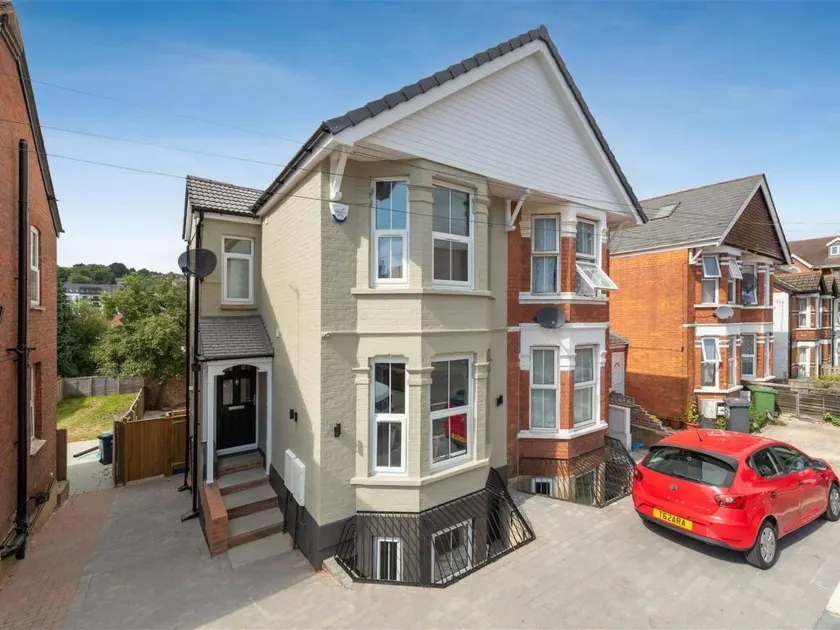 Charming 5 Bedroom Home in High Wycombe Perfect for Families - Image 1
