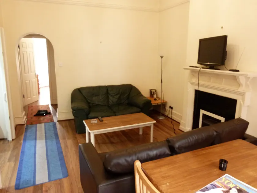 SS Property Hub - Family Apartment Barons Court - Image 1