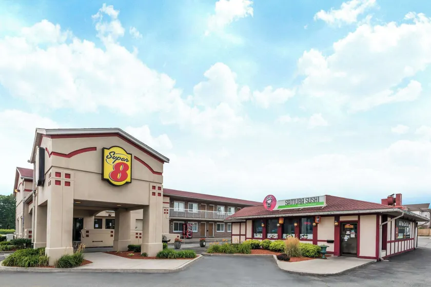 Super 8 by Wyndham Guelph - Image 1