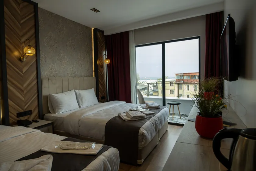 Linda Port Hotel - Image 1