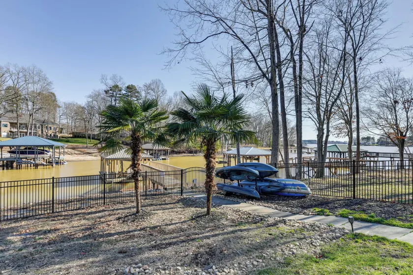 Waterfront Lake Norman Retreat w/ Dock + Hot Tub! - Innvendig