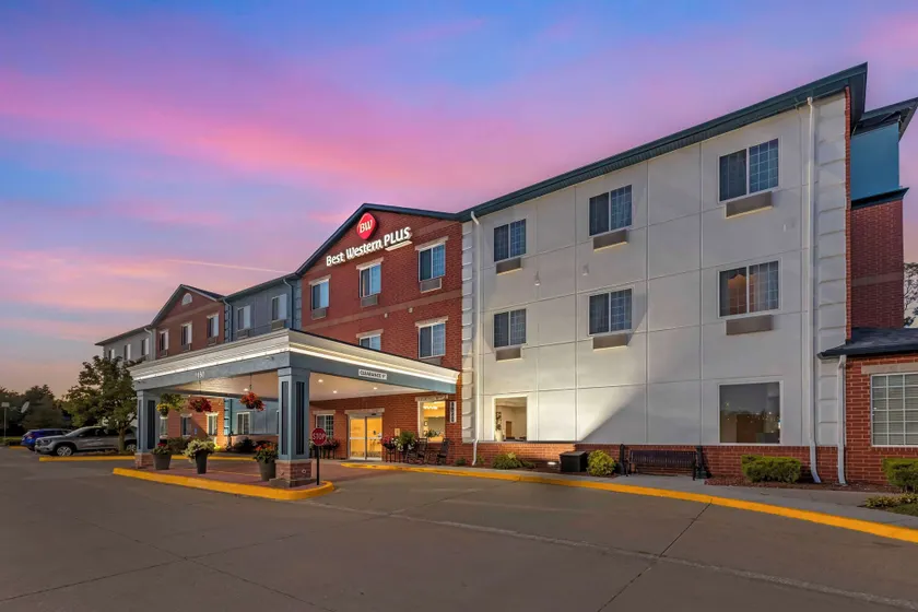 Best Western Plus Des Moines West Inn & Suites - Image 1