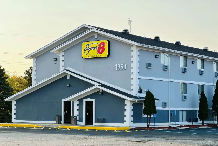 Super 8 by Wyndham Benton Harbor St Joseph - Image 1