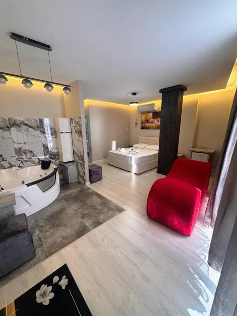 London Restaurant Hotel - Image 1