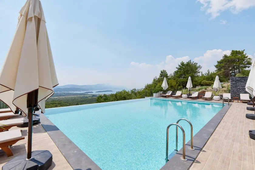 Bayview Hills Luxury Residences - Image 1
