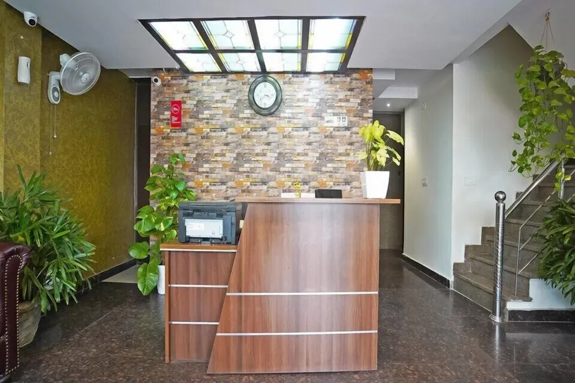 Hotel Flora Inn - Image 1