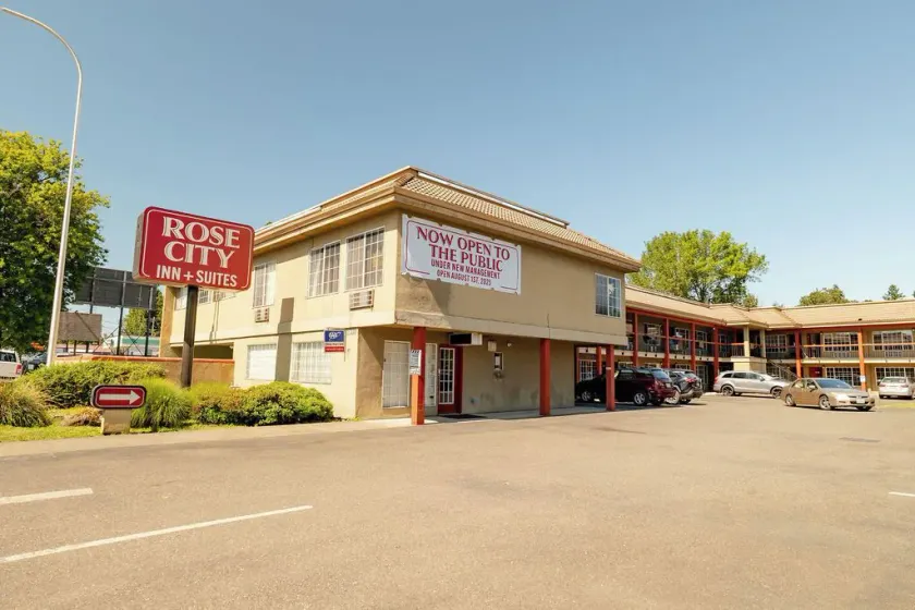 Rose City Inn & Suites - Image 1