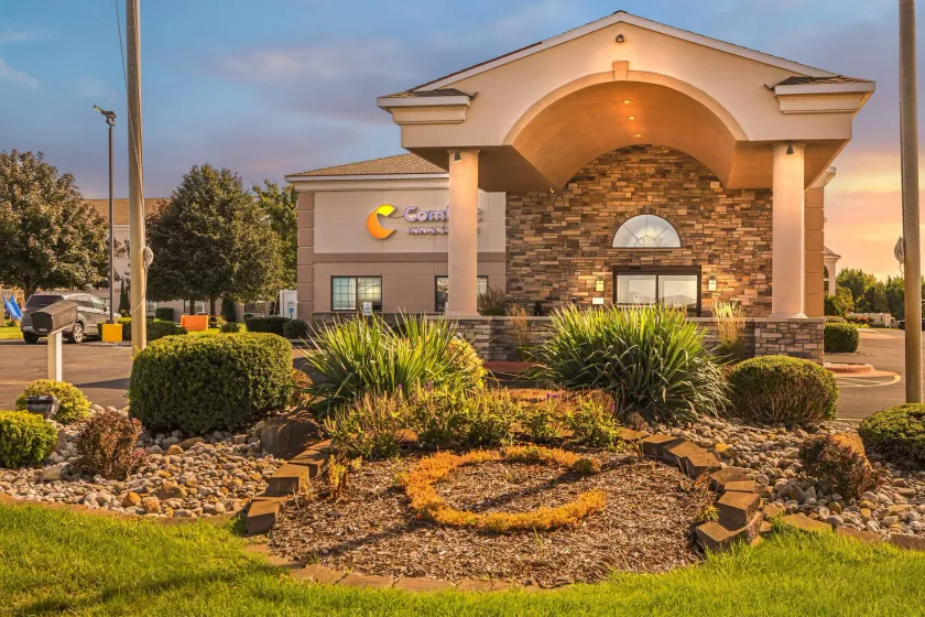 Comfort Inn & Suites Ludington near US-10 - Image 1