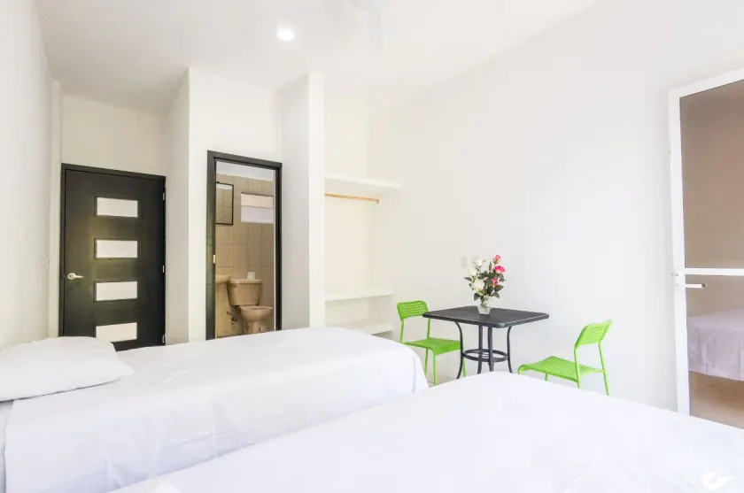 Standard room with two single beds for relaxed stay - Image 1
