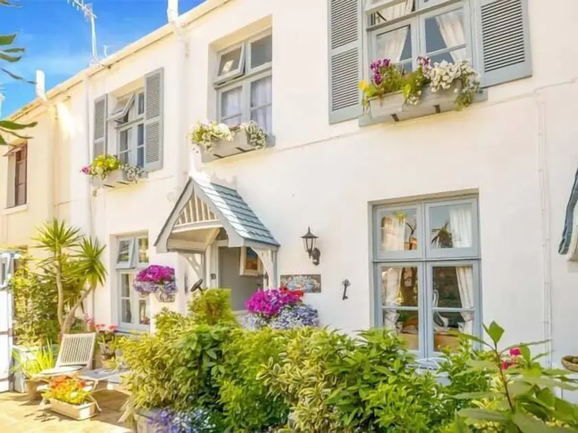 Blue Harbour Cottage - Image 1