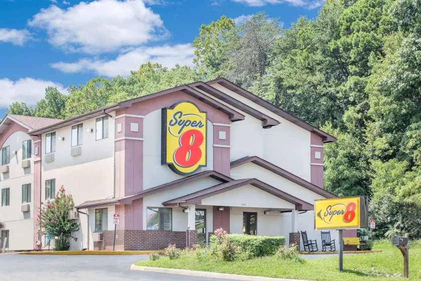 Super 8 by Wyndham Roanoke VA - Image 1
