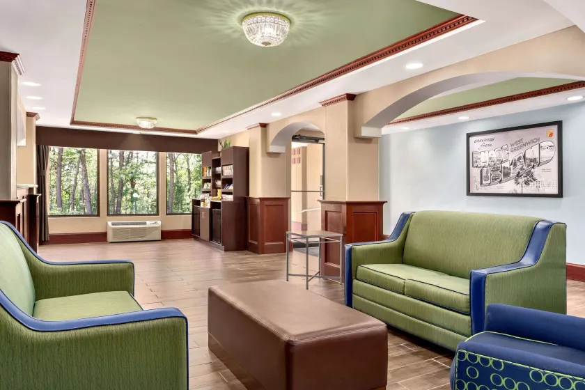 Super 8 by Wyndham West Greenwich/Providence - Image 1