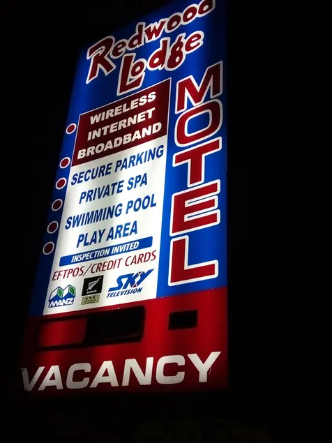 Redwood Lodge Motel - Image 1
