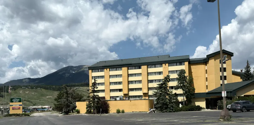 Mountain Valley Inn & Suites - Image 1