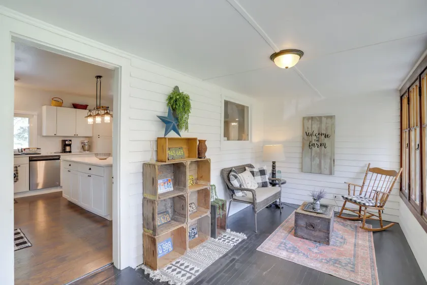 South Haven Farmhouse w/ Fire Pit, 4 Mi to Beach! - Interiör